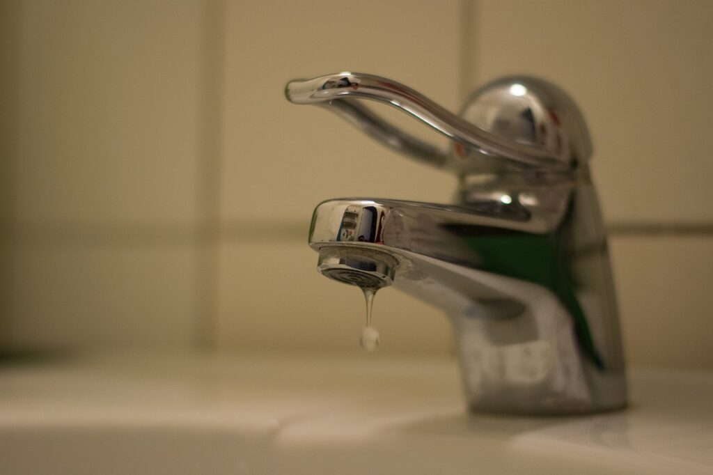 Étapes pour colmater une fuite d'eau temporairement avant l'intervention d'un professionnel ?
