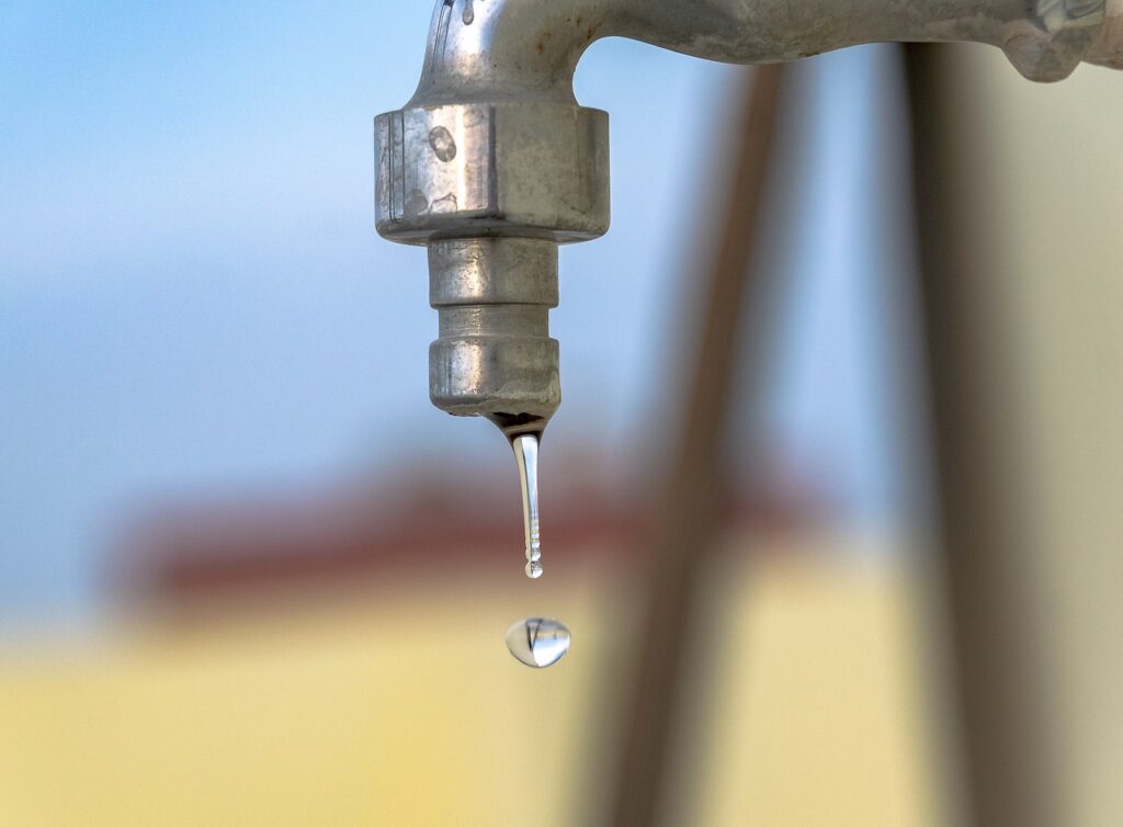 Les signes et les techniques pour détecter une fuite d'eau dans une canalisation enterrée ?